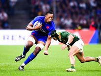 Cameron Woki, ici face à l'ailier sud-africain Cheslin Kolbe, a prouvé samedi soir, à Marseille, qu'il savait combattre.