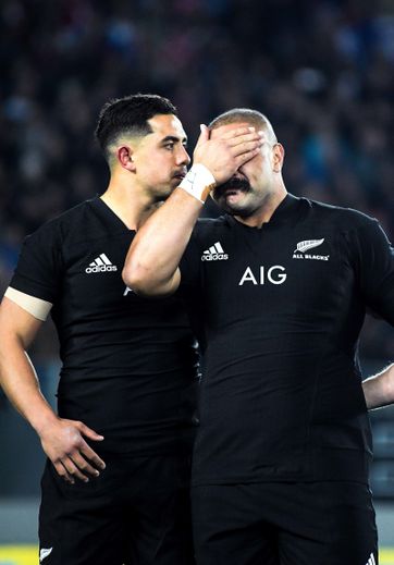 Anton Lienert Brown console Karl Tu'inukuafe après l'hymne néo-zélandais. Ce 9 juin 2018 (match contre la France) est le premier test match du pilier..