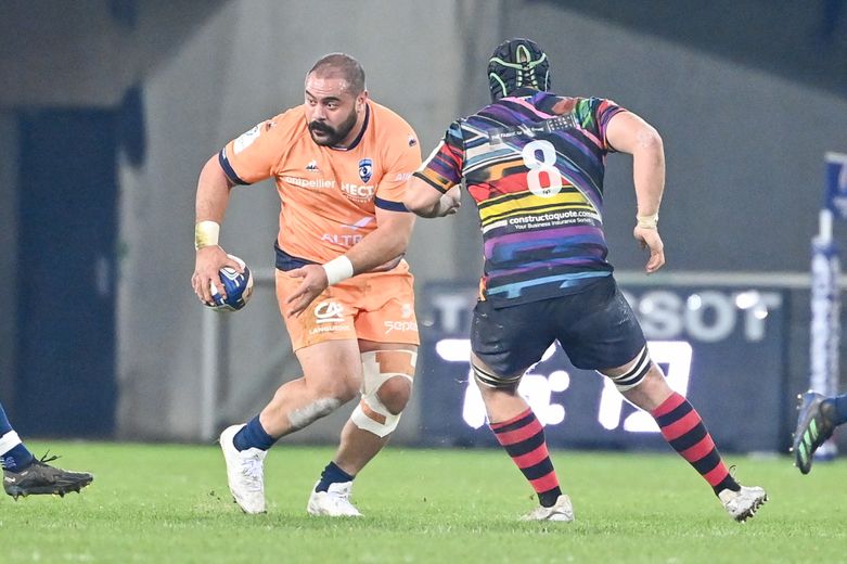 Le Néo-Zélandais dit adorer le rugby physique mais il est capable de jolis gestes techniques, tels que cette passe à l'aveugle pour Paolo Garbisi, pour son deuxième match avec le MHR, contre les Ospreys.