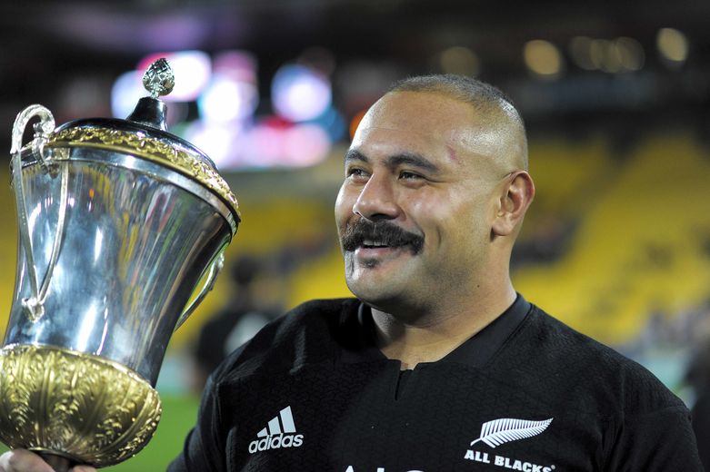 Karl Tu'inukuafe soulève le trophée Steinlager Series après ses premiers matchs internationaux contre la France en juin 2018.