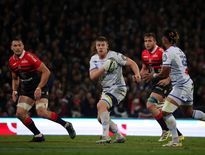 Tom Staniforth sert Vilimoni Botitu. Les Tarnais peuvent s’appuyer sur le match encourageant livré à Toulousepour gagner leur dernier duel de 2022. Photo Midi Olympique - Patrick Derewiany