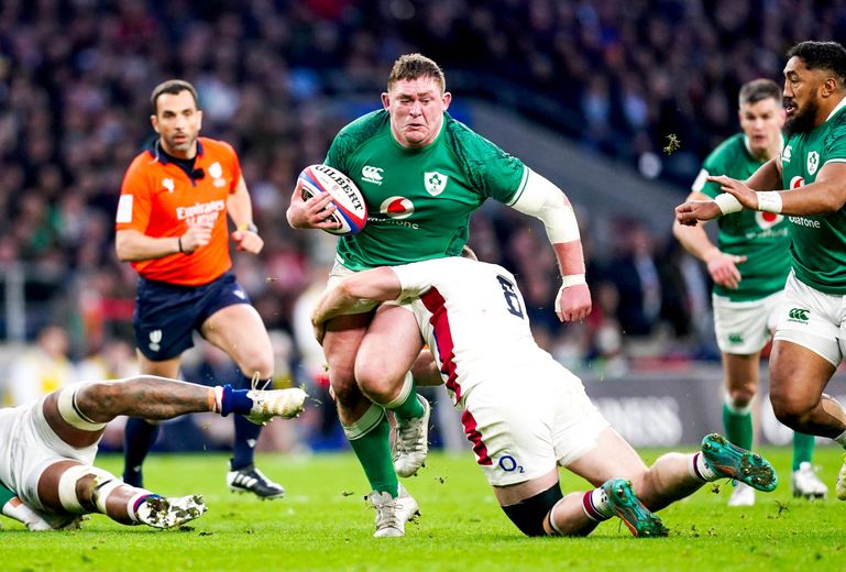 Tadhg Furlong résiste à un plaquage de Sam Simmonds lors du Tournoi des 6 Nations 2022.