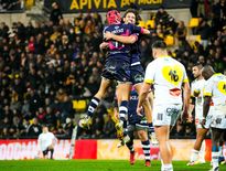 Baisser pavillon au retour des vestiaires est un jeu dangereux auquel les Rochelais ont tout intérêt à ne plus s’adonner,même en cas de large avantage. Ici face à l’UBB il y a quinze jours. Photo Icon Sport