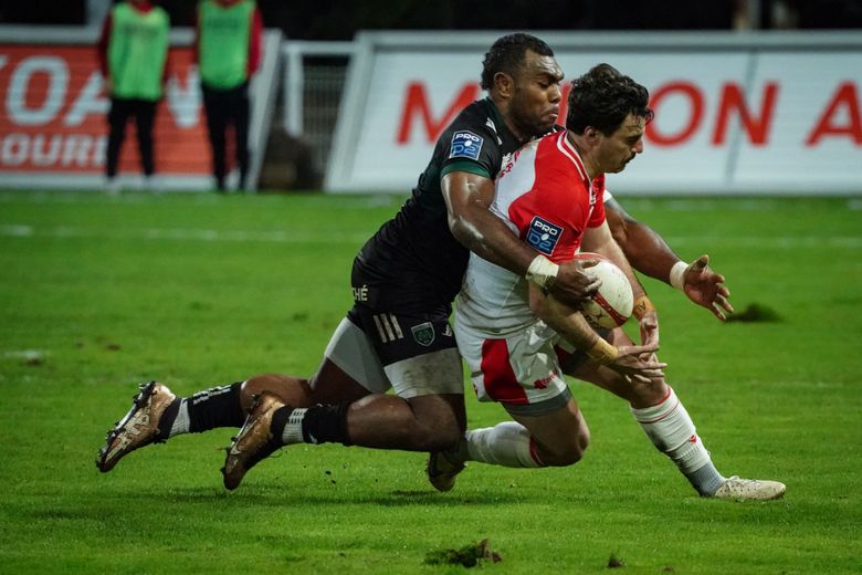 Baptiste Germain stoppé par Semesa Rokoduguni, les Biarrots ont été bien contrarié par les Montalbanais.