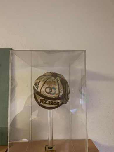 La "cap" de Jacques Dufourcq qui symbolise sa première sélection. Elle est exposée dans les locaux du Stade Bordelais.