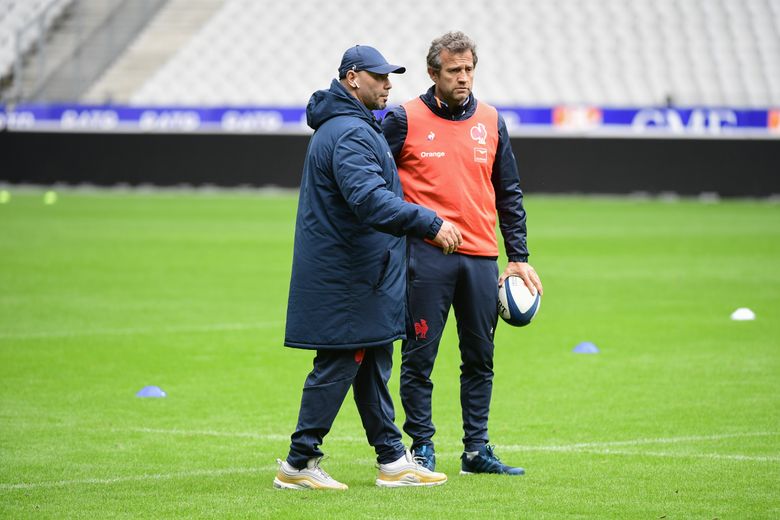 Fabien Galthié et Thibaut Giroud lors du captain run de France-Angleterre en 2022