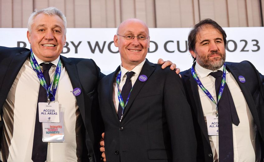 Claude Atcher, Bernard Laporte et Serge Simon célèbrent l'attribution de la Coupe du monde 2023, en France.
