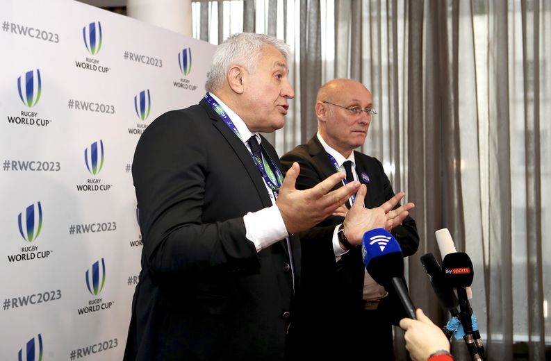 Claude Atcher à côté de Bernard Laporte, en 2017.