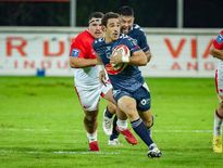 L'ailier d'Agen, Iban Etcheverry, ballon en main.