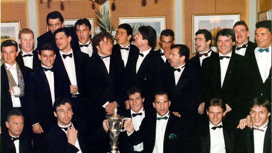 La fameuse coupe présentée par le XV de France au banquet de France-Galles. Jean-François Tordo est le septième debout en partant de la gauche. On reconnaît Didier Cambérabéro, Ougier, Montlaur, Seigne, Cabannes, Roumat, Tordo, Benazzi, Lapasset, Benetton, Berbizier, Armary, Laporte, Melville, Cecillon. Accroupis : Marty (médecin), Mesnel, Hontas, Lacroix, Hueber, Sella.  