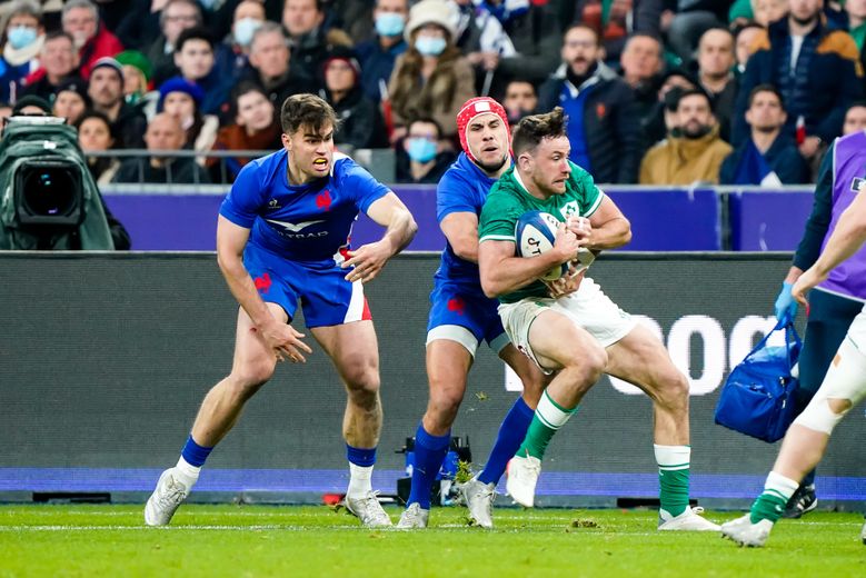6 Nations 2022 - Gabin Villière (XV de France) plaque Andrew Conway (Irlande) sous l'oeil de Damian Penaud