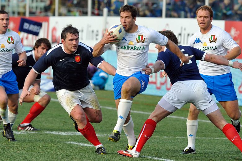 6 Nations 2011 - À Rome, Tommaso Benvenuti (Italie) échappe à Sylvain Marconnet et les Bleus.