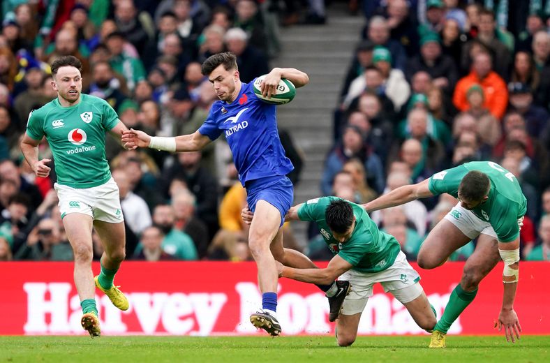 Ethan Dumortier échappe à la défense de Conor Murray lors d'Irlande-France.