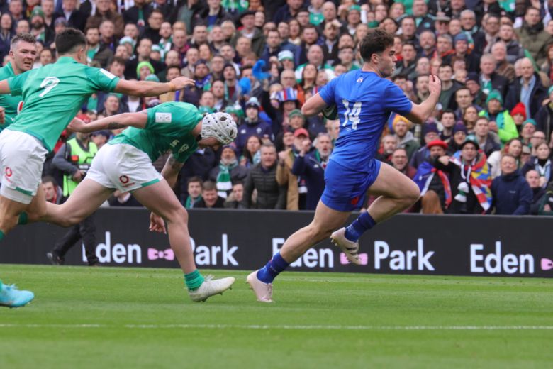 Damian Penaud file à l'essai, le seul des Bleus en Irlande.