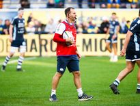 Gerard Fraser, ici au sifflet, fait partie de la garde rapprochée de Grégory Patat, manager de l’Aviron bayonnais. La solidarité du staff n’est pas pour rien dans les bons résultats obtenus par l’Aviron.