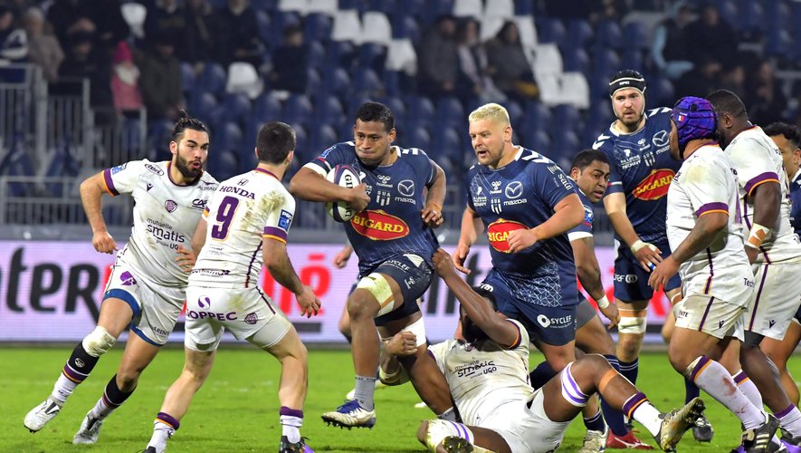 Le troisième ligne centre tonguien, Fotu Lokotui, qui charge ici, s’est gravement blessé à un genou. Sa saison est terminée. Photo Morad Cherchari