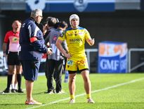 Le jeune Baptiste Jauneau discute avec son manage Christophe Urios