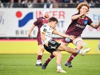 Léo Carbonneau dégage le ballon face à Thomas Jolès lors du match Brive-Bordeaux de mars 2023