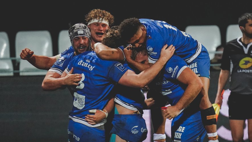 Les Vannetais explosent de joie à la fin du match, c’est leur quatrième victoire consécutive qui les propulse dans le top 6. Photo Bruno Perrel