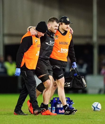 Luke Cowan-Dickie sort accompagné du staff médical des Exeter Chiefs.