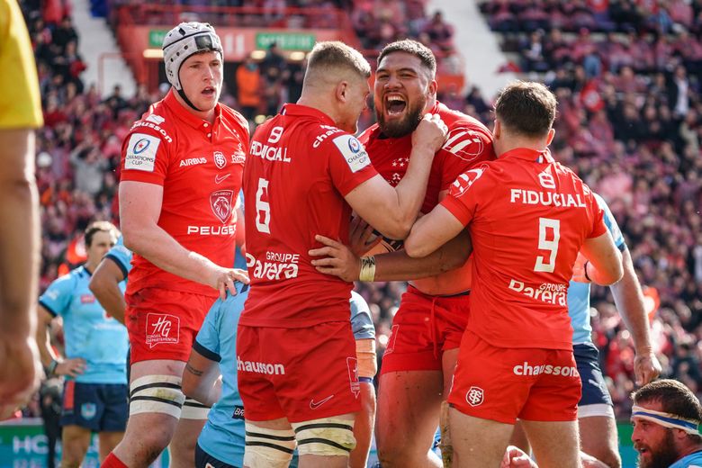 Emmanuel Meafou (Toulouse), célèbre son essai contre les Bulls.