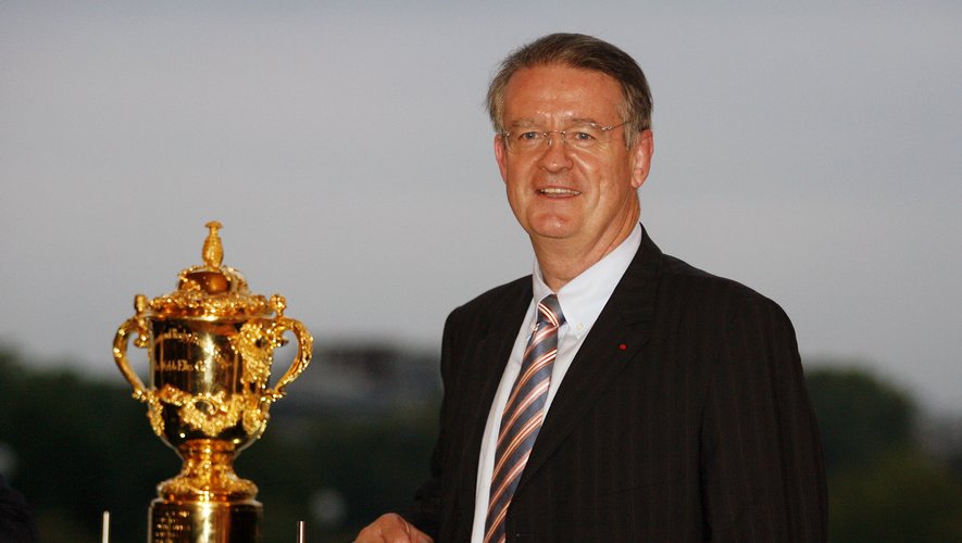 Bernard Lapasset prend la pose avec la Coupe du monde.