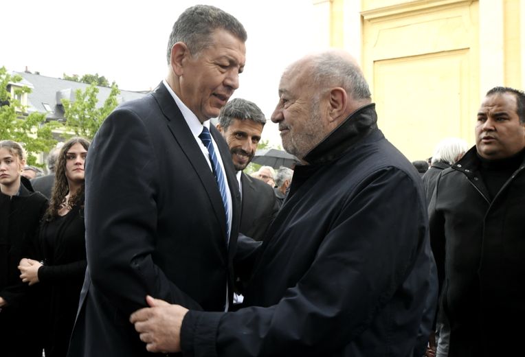 Les adieux à Bernard Lapasset en présence d'Abdelatif Benazzi, ancien capitaine du XV de France, et Jean-Michel Baylet, président directeur général du groupe La Depeche du Midi.