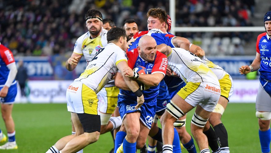 Après avoir remporté chacun son match dans la phase régulière, Grenoble et Mont-de-MArsan se retrouvent pour une demi-finale au stade des Alpes. Jean-Charles Orioli, ici ballon en mains, sait que la victoire ira à l'équipe qui commettra le moins de fautes.