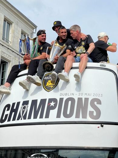 Grégory Alldritt, Romain Sazy, Brice Dulin et Ronan O'Gara célèbrent le titre.