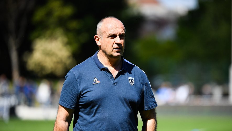 “Former XV of France Coach Philippe Saint-André Analyzes the Contrasting Styles of Toulouse and La Rochelle in the Top 14”